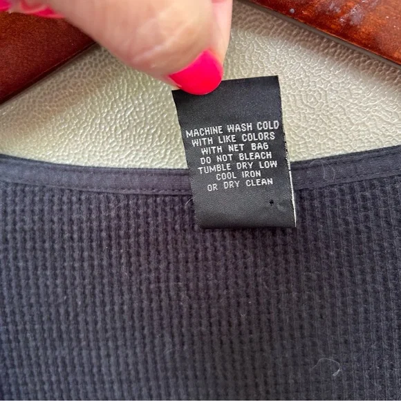 Lucky Brand Black and White Graphic Fitted Terminal Top - Picture 8 of 9